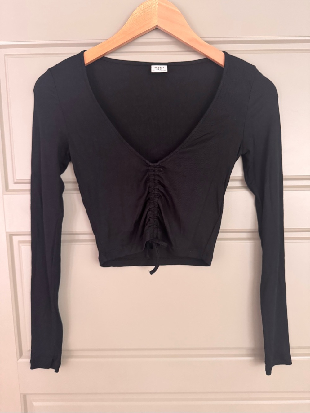 Aritzia - Sunday Best Black Ruched V-Neck Long Sleeve Crop Top